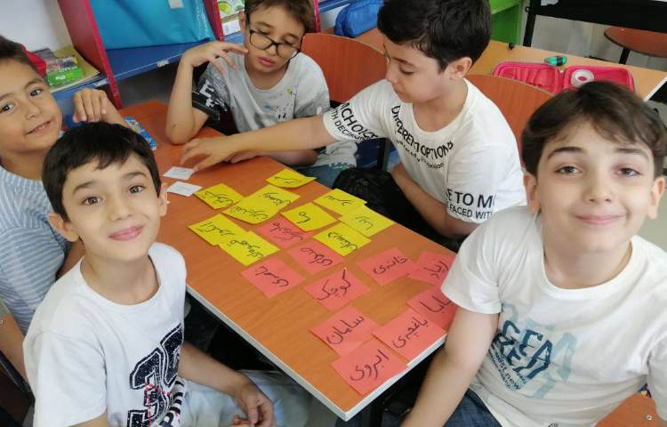 یادگیری -ِ ربط و ی میانجی، بامحل قرار گرفتن در کلمه با روش بازی در کلاس اجرا شد. 3