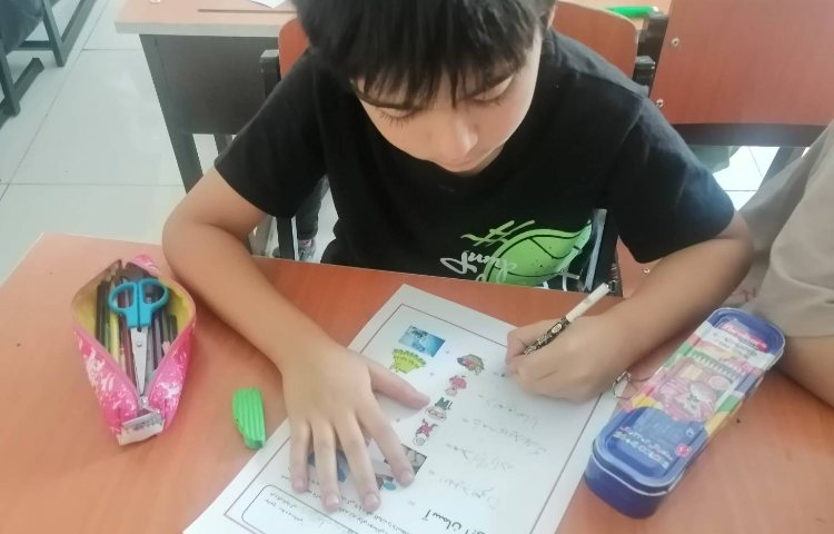 یادگیری -ِ ربط و ی میانجی، بامحل قرار گرفتن در کلمه با روش بازی در کلاس اجرا شد. 2