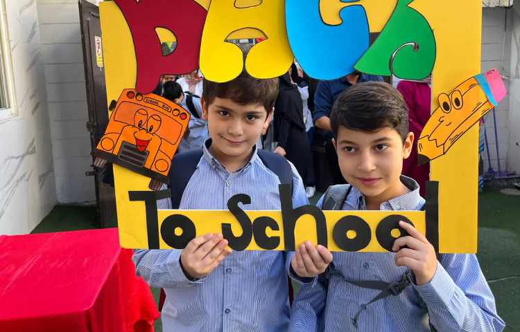 یادگیری و خوشگذرانی در اولین روز مدرسه در کلاس زبان 1