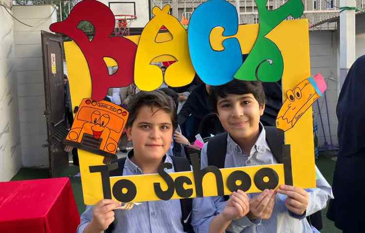 یادگیری و خوشگذرانی در اولین روز مدرسه در کلاس زبان 10