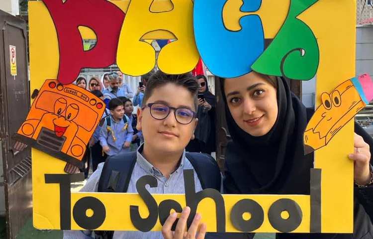 یادگیری و خوشگذرانی در اولین روز مدرسه در کلاس زبان 11