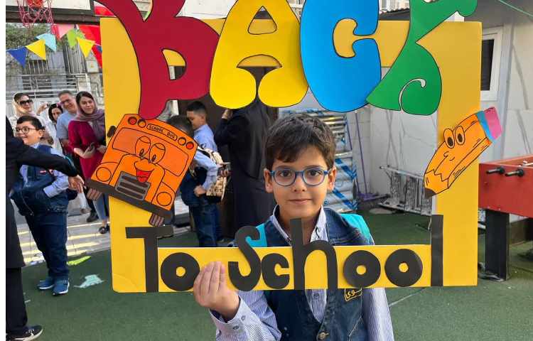 یادگیری و خوشگذرانی در اولین روز مدرسه در کلاس زبان 12