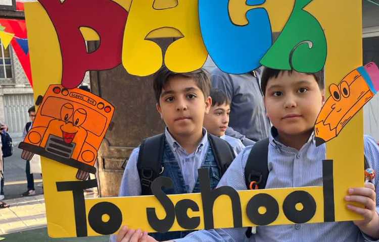 یادگیری و خوشگذرانی در اولین روز مدرسه در کلاس زبان 13