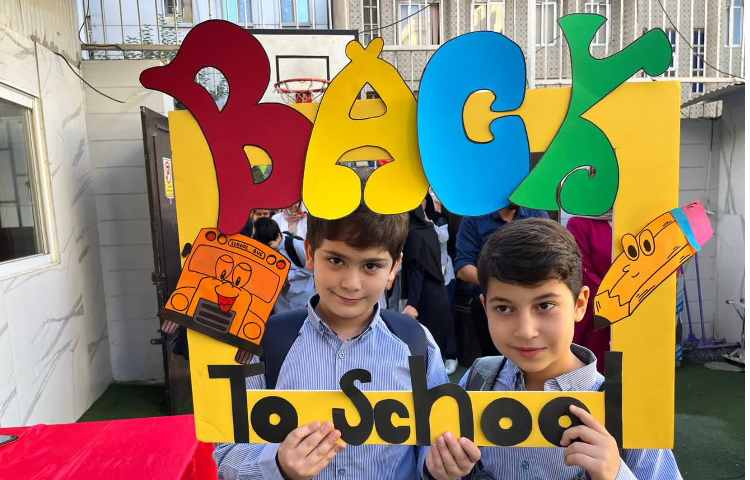 یادگیری و خوشگذرانی در اولین روز مدرسه در کلاس زبان 2