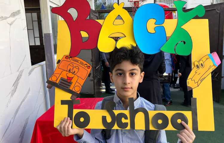 یادگیری و خوشگذرانی در اولین روز مدرسه در کلاس زبان 8