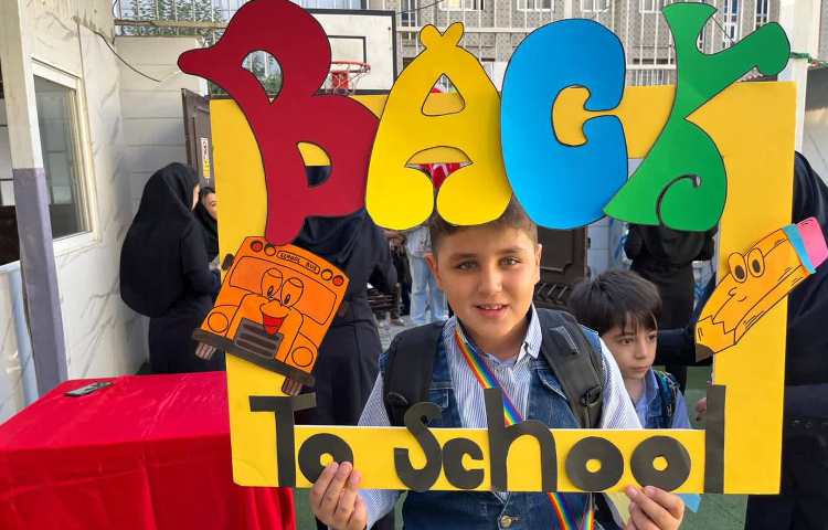 یادگیری و خوشگذرانی در اولین روز مدرسه در کلاس زبان 9