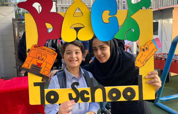 یادگیری و خوشگذرانی در اولین روز مدرسه در کلاس زبان