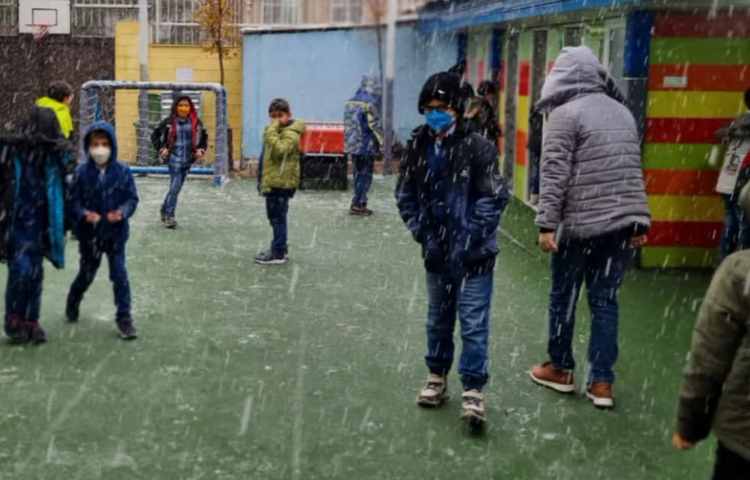 یک روز شاد برفی در دبستان دعلوی 6