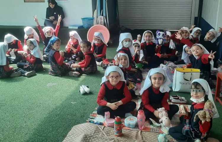 یک روز شاد در حیاط مدرسه کنار هم 1