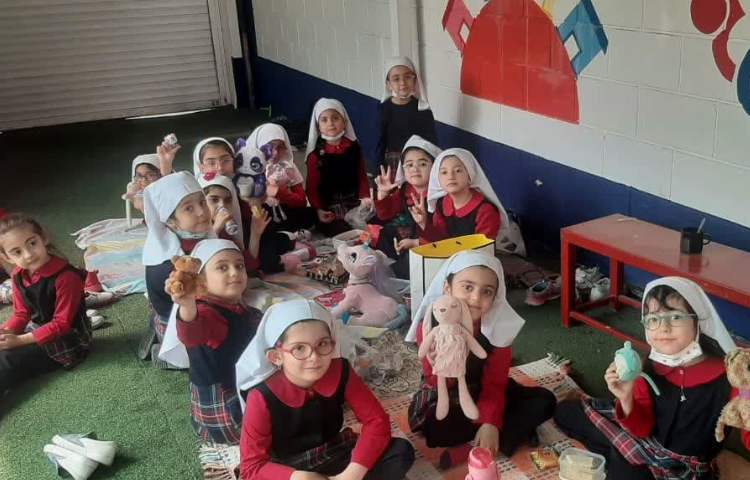 یک روز شاد در حیاط مدرسه کنار هم 2