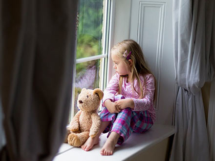 موضوع سوگواری در کودکان را با مربیان مدرسه در میان بگذارید.