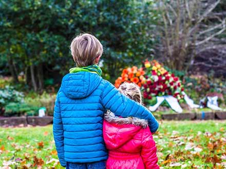 اجازه شرکت در مراسم‌های سوگواری را به کودکان بدهید.