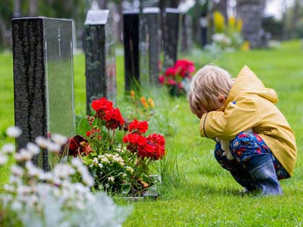 تجربه سوگواری در کودکان را با نقش دادن به آن‌ها مدیریت کنید.