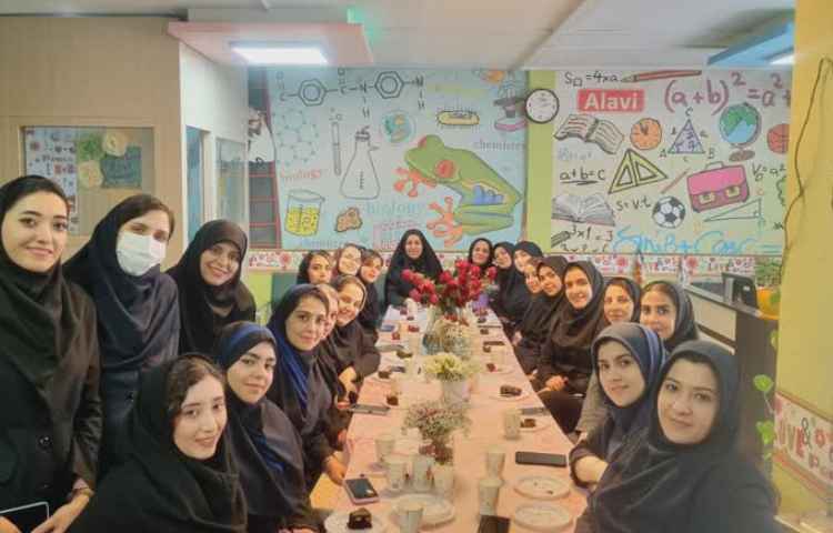 12اردیبهشت ماه روز بزرگداشت مقام معلم گرامی باد. 14