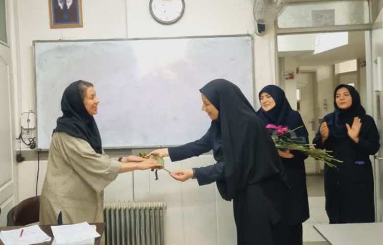 12اردیبهشت ماه روز بزرگداشت مقام معلم گرامی باد. 5